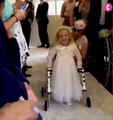 Atteinte d'une malformation qui l'empêche de marcher, cette petite fille fait ses premiers pas au mariage de sa mère