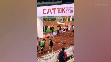 Atleta "desiste" em cima da meta para ajudar adversário caído no chão