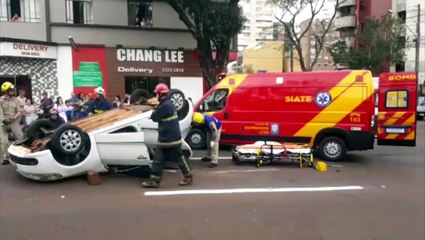 Tải video: Vítima fica presa em veículo capotado na Rua Minas Gerais