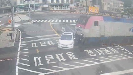 강원도 동해서 승용차와 열차 충돌...모자 사망 / YTN
