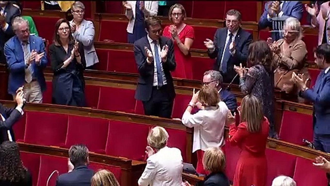 Démissions : quelles règles pour les personnages politiques en cas d'affaires judiciaires ?