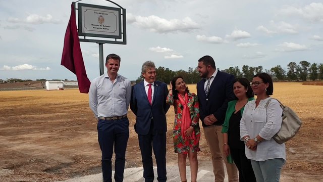 Margarita Roble asiste al desmontaje de un puente instalado por el ejercito