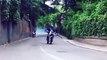 Un homme en chaise roulante tracté par une moto ! Fail
