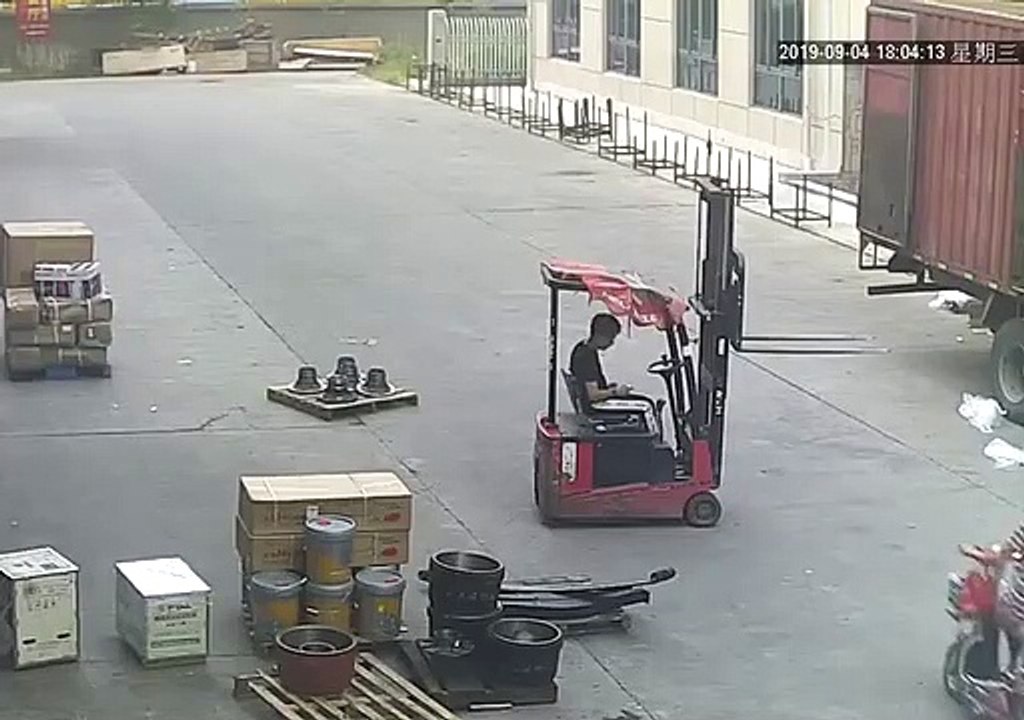 Une femme à scooter va regretter de ne pas faire attention à son passage !