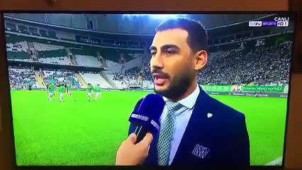 Un enfant fumant une cigarette au calme dans les tribunes