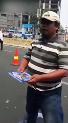 Ce mec a un livre qui n'est pas comme les autres !