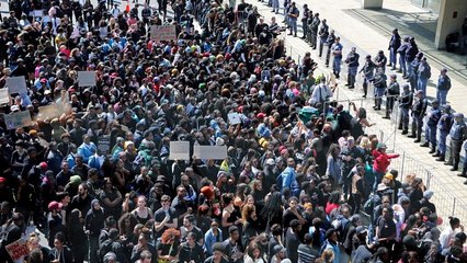 Des manifestants contre les féminicides perturbent le Forum économique mondial au Cap [No Comment]