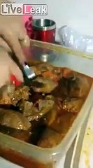 Cette viande cache.. un sachet de drogue !