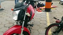 Jovem fica ferido após colisão entre carro e moto na Rua da Bandeira