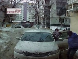 Il sort de sa voiture et évite le pire... Chanceux