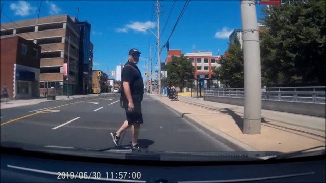 Ce piéton traverse n'importe où mais il va le regretter