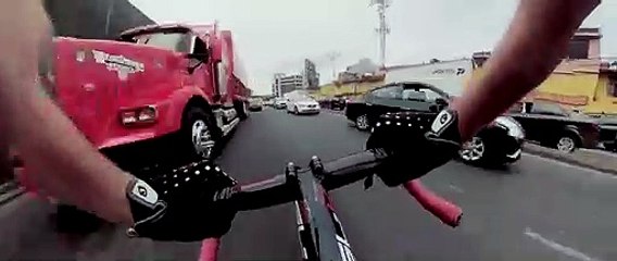 Ce cycliste complètement fou roule à contre-sens entre les voitures !