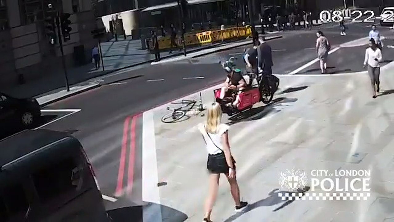 Un ciclista da un cabezazo a un peatón