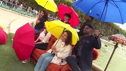 أريكة "فريندز" الشهيرة في باريس