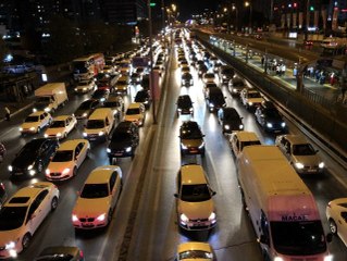 E-5'te zincirleme kaza: Trafik kilitlendi