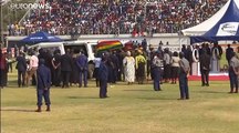 بدء مراسم تكريم موغامبي بعد انتهاء الخلاف بين الحكومة وعائلته حول مكان دفنه