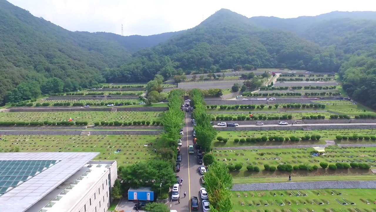 "가족 모두 건강하길"...성묘객 발길 이어져 / YTN