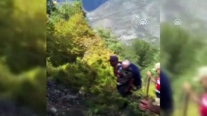 Ekipler ormanda bulunan yaşlıyı sırtta 3 kilometre taşıdı - AMASYA