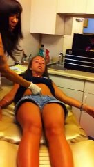 Elle s'évanouit quand sa copine se fait percer le nombril