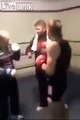 Ce vieux boxeur met un jeune dans les cordes sur le ring !