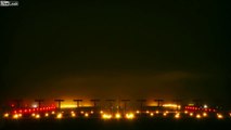 Vortex créé par un avion à l'atterrissage de nuit à l'aéroport