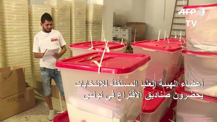 أعضاء الهيئة العليا المستقلة للانتخابات يحضرون صناديق الاقتراع