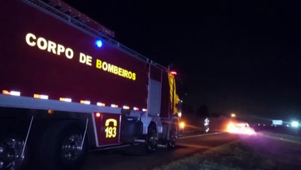 Veículo Vectra fica destruído em incêndio na BR-277