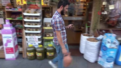 Kartal’da karı kocanın aktardan testi çaldığı anlar kamerada