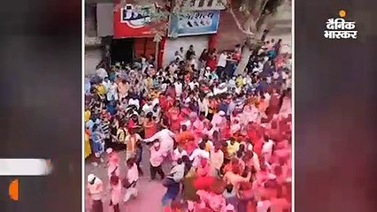 भीड़ के बीच फंसी एम्बुलेंस को भक्तों ने दिया रास्ता