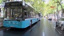 Beşiktaş'ta turistleri taşıyan midibüs, duraktaki otobüse çarptı