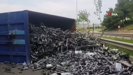 Kamyon devrildi, egzoz boruları yola saçıldı