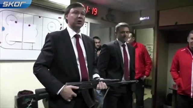 Maçın adamına AK-47 hediye ettiler!
