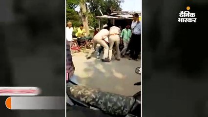 कागज नहीं दिखाने पर दरोगा और सिपाही ने बाइक सवार को बेरहमी से पीटा, दोनों सस्पेंड