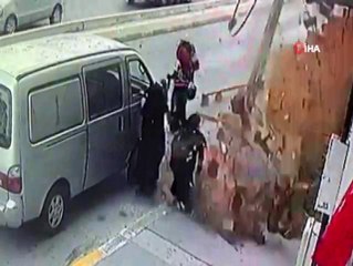 Esenyurt'ta bir kadın, bebeğiyle birlikte uçan kiremitlerin altında kalmaktan son anda kurtuldu