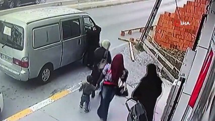 Şiddetli rüzgar nedeniyle uçan kiremitler vatandaşların üstüne böyle düştü
