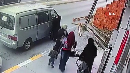 Şiddetli rüzgar nedeniyle uçan kiremitler vatandaşların üstüne böyle düştü