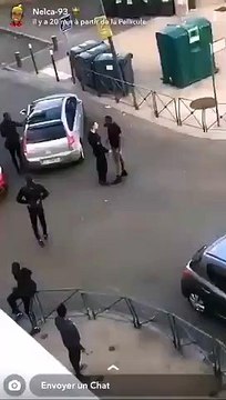 Un policier a perdu ses nerfs contre un individu.