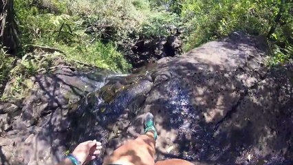 Una mujer haciendo "el canelo" con su GoPro graba su aparatosa caída desde la cima de una cascada en Hawái