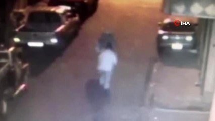 Turistleri hedef alan şebekenin gasp anları kamerada