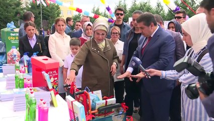 Emine Erdoğan, öğrencilere atıktan üretilen defterleri dağıttı - İSTANBUL