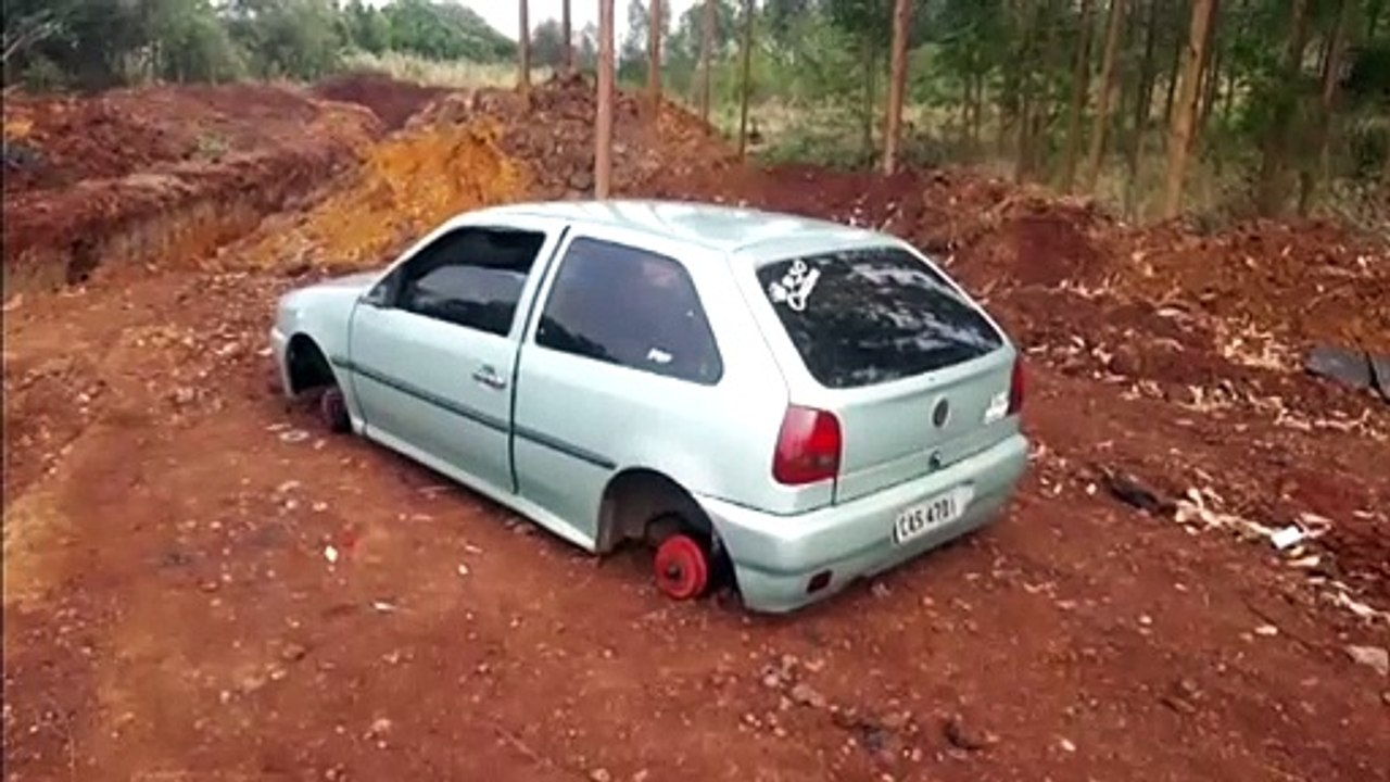 Carro furtado é abandonado no Bairro Canadá sem...