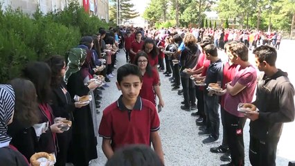 Okula yeni başlayan öğrencilere simit ve aşure ikramı - NEVŞEHİR