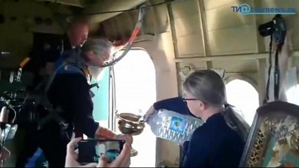 Священники с самолета окропили Тверь святой водой, чтобы избавить от пьянства