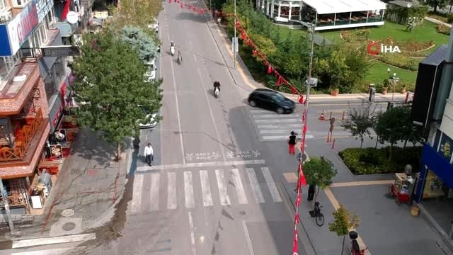 Sivil polisler kamerayla kaydedip ihbar etti, resmi polisler durdurup ceza yazdı.