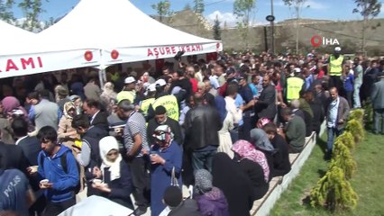 Erzurum’da binlerce vatandaşa aşure dağıtıldı