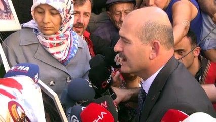 Video herunterladen: Bakan Soylu'dan oturma eylemi yapan Diyarbakır annelerine ziyaret (1) - DİYARBAKIR