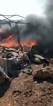 طائرات الأسد الحربية تقصف بالصواريخ مخيم بينين شمال مدينة معرة النعمان واحتراق خيم داخل المخيم