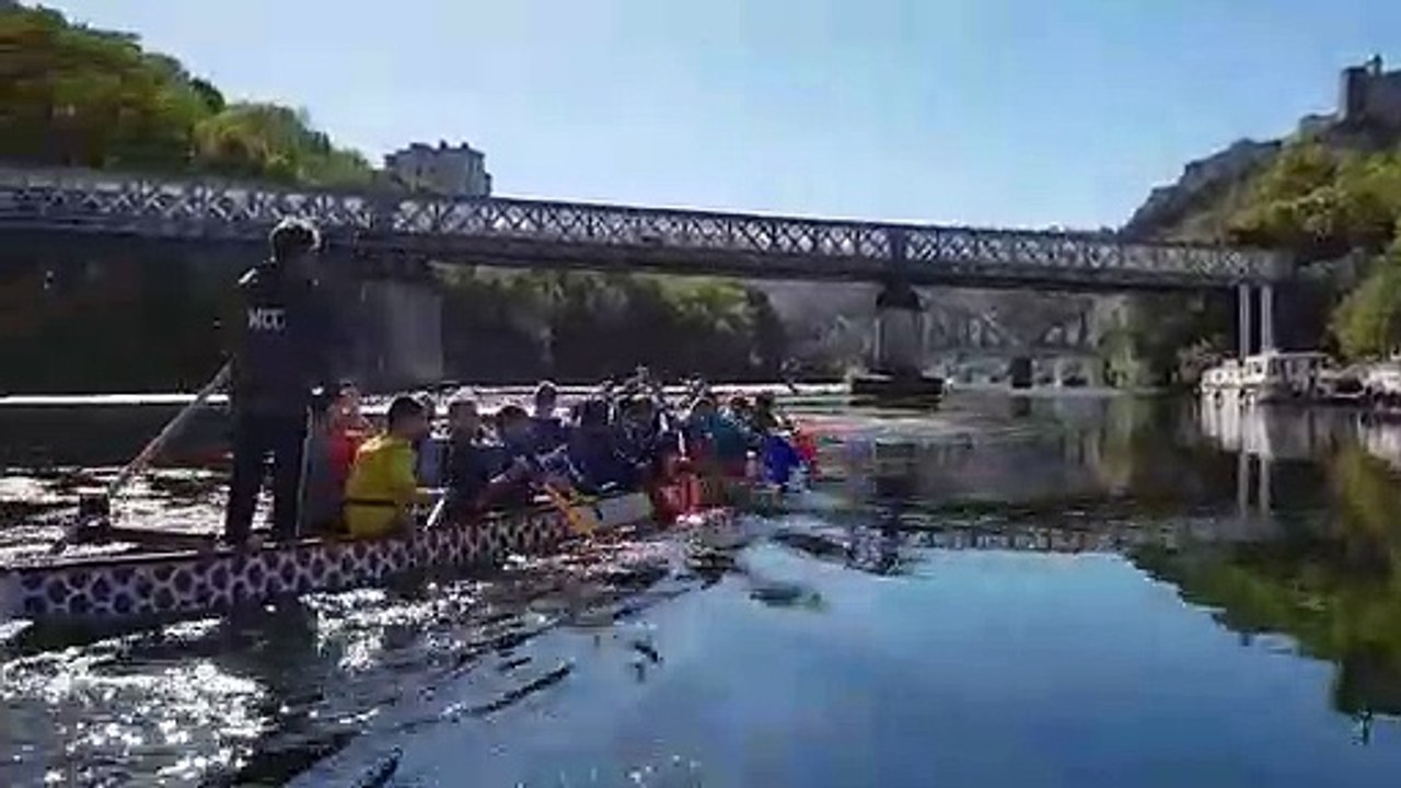 La journée d'intégration des apprentis des CFAI sur les "dragon boat" de la société nautique bisontine