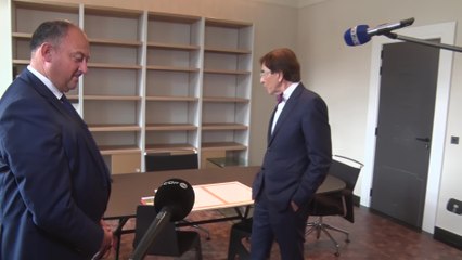 Passation entre Willy Borsus et Elio Di Rupo à la Ministre-Présidence