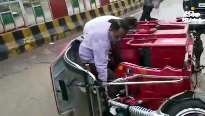 भारी बारिश से ऐसी हो गई हैं सड़के, छतरपुर में चलते-चलते गड्ढे में पलटा ऑटो